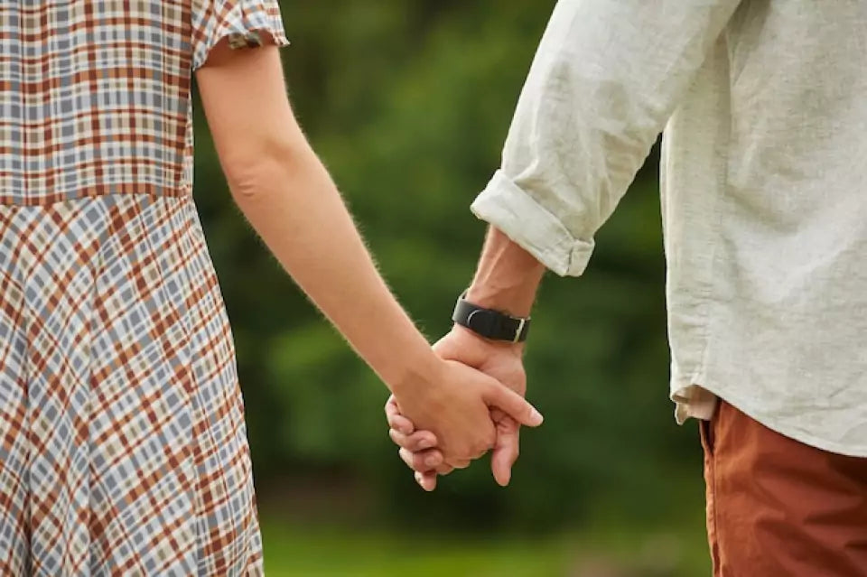 Beyond Words: The Power of Holding Hands in Love – Lovesexplore